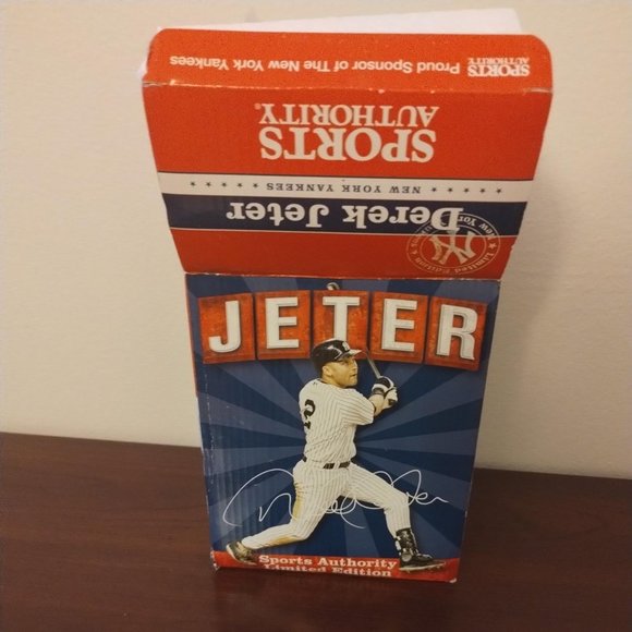 Yankees Derek Jeter - Sports Authority Limited Edition Figurine - Picture 6 of 8